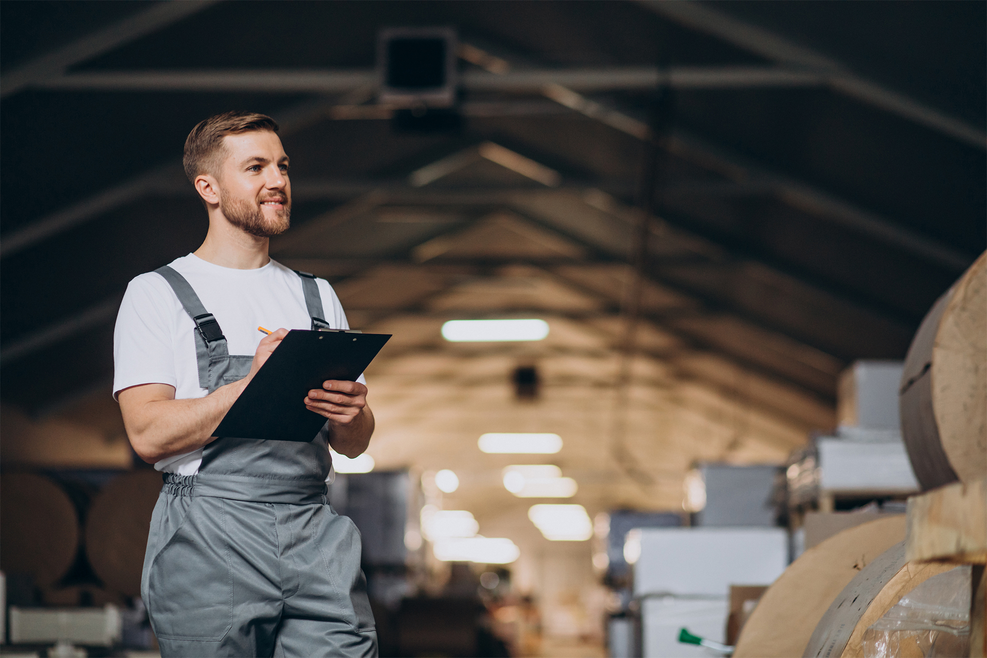 Rapportino di lavoro Excel: tecnico che compila manualmente un rapportino di lavoro